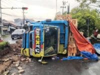 Keterangan foto: Truk mengalami laka tunggal di simpang tiga junok Bangkalan
